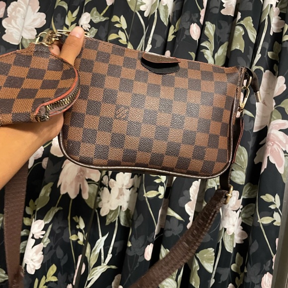 Cross body LV Bag - Picture 7 of 7